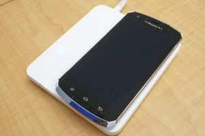 ドコモ ARROWS X アローズ F-10D 充電器付き② (2)