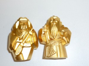 掃除してたら純金人形が出てきた。