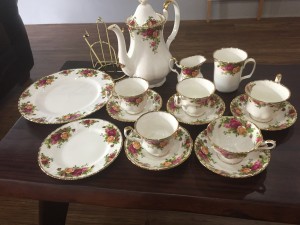ロイヤルアルバートの食器セットをお買取りしました！買取専門店沖縄北谷店は高価買取！