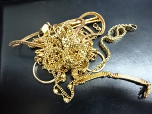 本日、金のネックレスなどを買取りました
