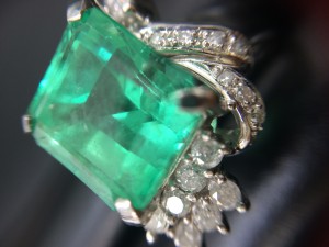 貴金属プラチナエメラルド付ダイヤリングジュエリー