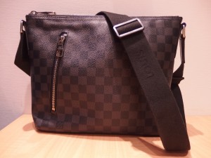 ヴィトンの買取なら関内伊勢佐木町の買取専門店 大吉。ミックPMです。ダミエグラフィット柄のショルダーバッグです。ヴィトンの買取なら、大吉カトレヤプラザ伊勢佐木店にお任せください。関内駅から徒歩5分です。