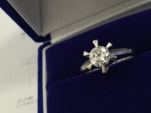 ダイヤを買取る、大吉 松戸店です。ダイヤモンド以外にも金、プラチナ、銀、貴金属、古銭、時計、ブランド、切手、金券、カメラ、携帯、テレカ等等幅広くお買取しているのが大吉松戸店です。「ダイヤ」「買取」「松戸」で検索