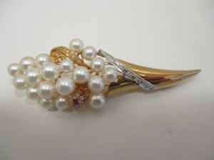 金を買取る、大吉 松戸店です。当店では金以外にもプラチナ、銀、ダイヤモンド、貴金属、古銭、時計、ブランド、切手、金券、カメラ、携帯、テレカ等等幅広くお買取しています。