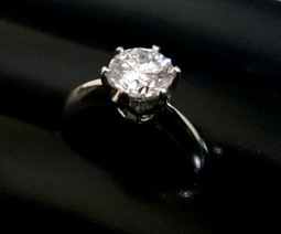 ダイヤモンド高額査定実施中! 鈴鹿市で地域No.1高価買取宣言中の大吉イオンタウン鈴鹿店です。