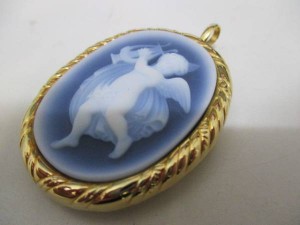 金を買取る、大吉　松戸店です。当店では金以外にもプラチナ、銀、ダイヤモンド、貴金属、古銭、時計、ブランド、切手、金券、カメラ、携帯、テレカ等等幅広くお買取しています。