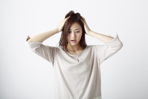 悩む女性