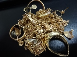 大吉調布店で買取した大量の金