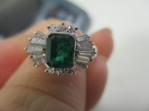 エメラルドやダイヤ付きのプラチナを買取る、大吉 松戸店です。当店ではプラチナ以外にもダイヤモンド、色石、金、銀、古銭、時計、ブランド、切手、金券、カメラ、携帯、テレカ等等幅広くお買取しています。