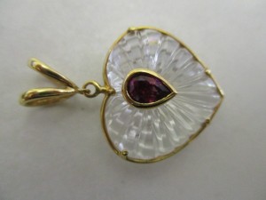 宝石を買取る、大吉 松戸店です。当店では宝石以外にもダイヤモンド、色石、宝石、古銭、時計、ブランド、切手、金券、カメラ、携帯、テレカ等等幅広くお買取しています。