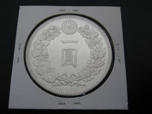 一圓銀貨 明治30年 明瞭ウロコ ケース入り② (2)