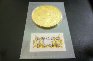 天皇陛下御即位記念金貨　10万円　② (2)