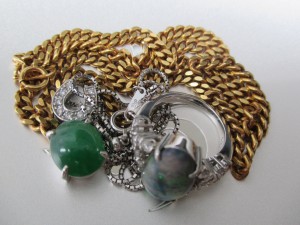 大吉小山店で買取した貴金属の画像です