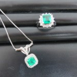 色石のリングを買取させていただいている大吉池田店です