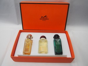 大吉鶴見店はエルメスの香水、ミニボトル3本セットをお買取り致しました。
