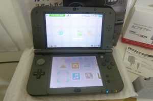 3DS本体 メタルブラック 箱有り ACアダプター付き (1)