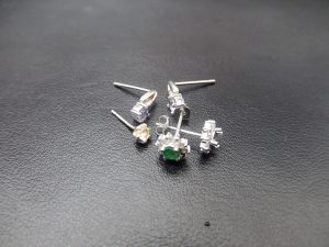 大吉鶴見店はプラチナ製のピアスをお買取り致しました。