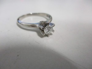 ダイヤを買取る、大吉 稲毛店です。ダイヤモンド以外にも金、プラチナ、銀、貴金属、古銭、時計、ブランド、切手、金券、カメラ、携帯、テレカ等等幅広くお買取しているのが大吉稲毛店です。「ダイヤ」「買取」「松戸」で検索