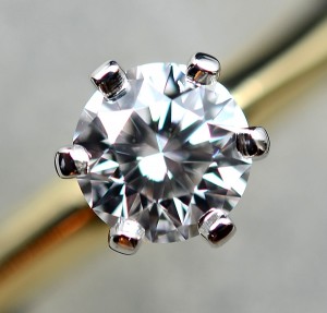 ダイヤを無料査定するなら大吉　稲毛店です。当店ではダイヤ以外にも金、プラチナ、銀、貴金属、色石、古銭、時計、ブランド、切手、金券、カメラ、携帯、テレカ等等幅広く無料査定しております。