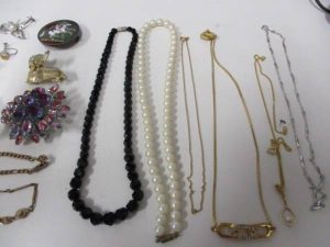 金色、銀色、赤茶色、黒ずんだもの。貴金属を無料査定するなら大吉　稲毛店です。貴金属以外にも金、プラチナ、銀、貴金属、色石、古銭、時計、ブランド、切手、金券、カメラ、携帯、テレカ等等幅広く無料査定しているのが大吉稲毛店。「貴金属」「無料査定」「松戸」で検索 貴金属を買取る、大吉　稲毛店です。当店では貴金属以外にもダイヤモンド、色石、貴金属、古銭、時計、ブランド、切手、金券、カメラ、携帯、テレカ等等幅広くお買取しています。