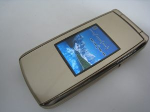 ドコモ F-09B ゴールド らくらくフォン② (2)