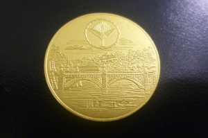 K24天皇陛下御即位50年記念 金貨 (1)