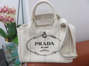 プラダカナパ　ショルダー付きのバックをお持ち頂きました。