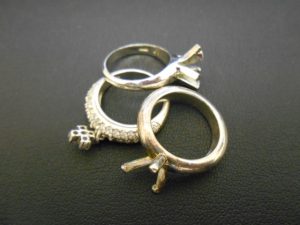 貴金属のご査定は大橋店へ0727