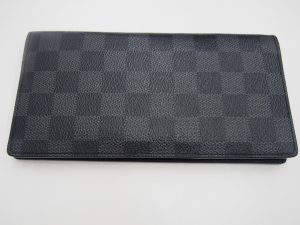 大吉鶴見店はダミエ・グラフィットの長財布をお買取り致しました。