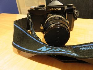 歴史を感じるカメラ”ニコンのカメラニコマート”です。