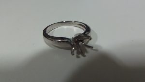 宝石が外れた指輪