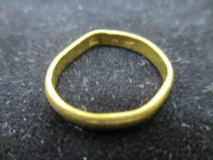 曲がった金の指輪も高価買取致します!!近鉄奈良線生駒駅南口と西出口からすぐの買取専門店大吉グリーンヒルいこま店でお買取させて頂きました金の指輪の画像です。