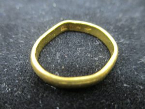 曲がった金の指輪も高価買取致します!!近鉄奈良線生駒駅南口と西出口からすぐの買取専門店大吉グリーンヒルいこま店でお買取させて頂きました金の指輪の画像です。