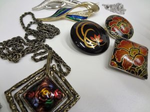 伊勢崎市のお客様より工芸品・アクセサリーを買取ました!