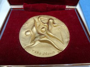 伊勢崎市のお客様より岡本太郎デザイン記念メダルを買取ました!