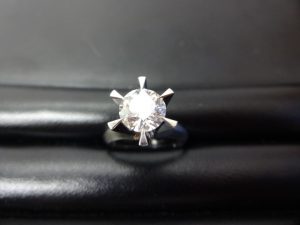 買取専門店 大吉 JR八尾店で買取したダイヤのリング（立て爪）です。