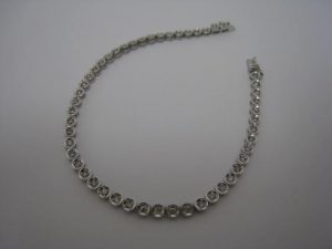 茅ヶ崎にお住まいのお客様からダイヤブレスレットを買取りしています。