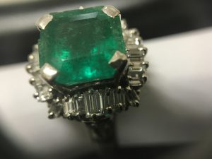 大粒のエメラルドをお買取しました。札幌中央区の大吉円山公園店です。