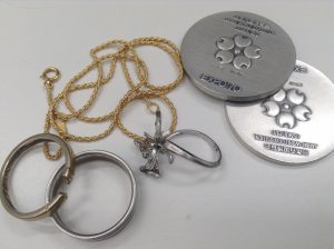 %e5%88%87%e3%82%8c%e3%81%9f%e3%83%aa%e3%83%b3%e3%82%b0%e3%80%81%e3%83%8d%e3%83%83%e3%82%af%e3%83%ac%e3%82%b9%e3%80%81%e7%9f%b3%e6%ac%a0%e3%81%91%e6%8c%87%e8%bc%aa%e3%80%81%e9%87%91%e3%83%97%e3%83%a9