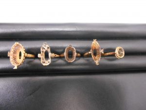 買取した買取専門店　大吉　JR八尾店で買取した石の取れた指輪（金、プラチナ）、切れたネックレス（金、プラチナ）