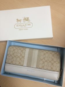 コーチ　ラウンドファスナー財布　ホワイト×ベージュ