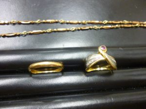 金のアクセサリー