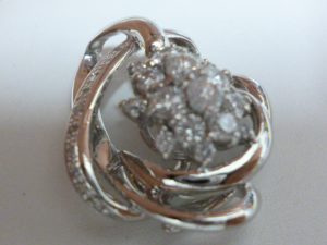 ダイヤの装飾のきれいなブローチのお買取り致しました。買取専門店大吉ゆめタウン中津店。