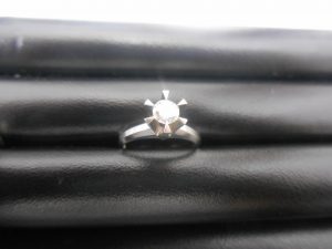 ダイヤはやっぱり綺麗ですね。そのダイヤのリング（立て爪） を買取した買取専門店 大吉 JR八尾店です。