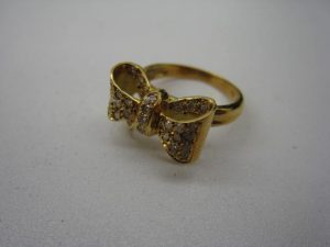 ダイヤ付きデザインリングを茅ヶ崎にお住まいのお客様からお売りいただきました。