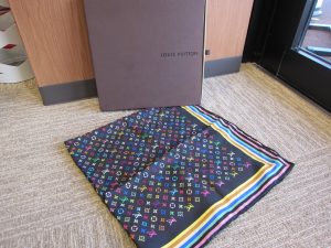 ルイヴィトンスカーフ高価買取致します。