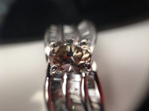 札幌南区の大吉アクロスプラザ札幌南でカラーダイヤも高価買取致します。