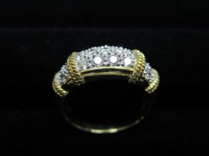 ダイヤモンド付きデザインリング高価買取致します!!生駒駅からすぐの買取専門店大吉グリーンヒルいこま店でお買取させて頂きました商品の画像です。