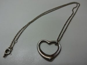 ティファニーの定番、オープンハートネックレスです