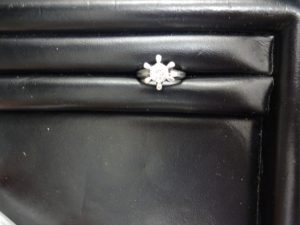 買取専門店　大吉　JR八尾店でお買取させて頂いた1ｃｔ以上あるダイヤの立て爪です。